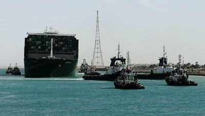 قناة السويس بمصر تكشف موعد عودة الملاحة بعد انتهاء أزمة السفينة