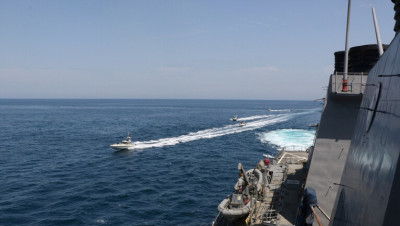 "الحرس الثوري" يعلن إطلاق عيارات ضد سبع سفن أمريكية في هرمز