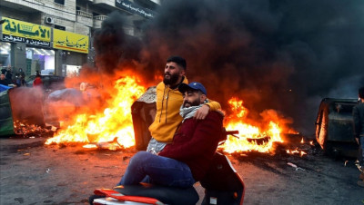 لبنان.. محتجون يقفلون الطرق أمام محطات الوقود
