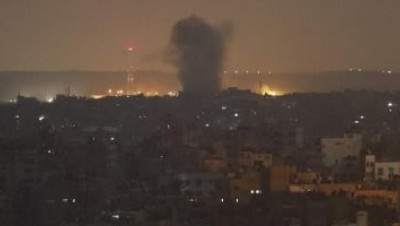 أعنف قصف إسرائيلي يستهدف مواقع عسكرية إيرانية في محيط دمشق وحمص (فيديو)