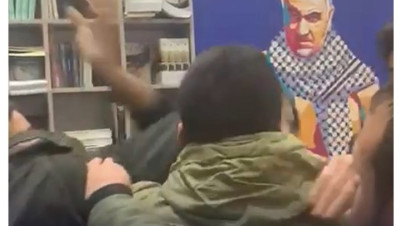 أنصار "حزب الله" يهاجمون لبنانياً ويبرحونه ضرباً (فيديو)