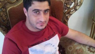 على طريقة الدواعش.. مسلح حوثي يجز رأس مسن يمني