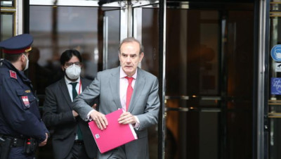 "إنريكي مورا" يلتقي كبير المفاوضين الإيرانيين في طهران