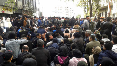 "ليسقط حكم الملالي".. احتجاجات إيران تتسع وتمتد لمدن جديدة