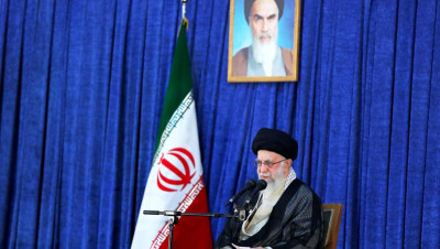 "خامنئي" يعترف باحتجاز إيران ناقلات يونانية