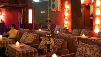 "الحرس الثوري" يغلق ثلاثة مقاهٍ في قم بسبب الحجاب