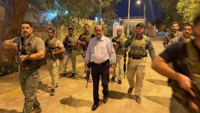 "نوري المالكي" يتجول بسلاح "الكلاشنكوف" في المنطقة الخضراء (صور)