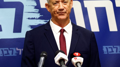 وزير الدفاع الإسرائيلي يتهم إيران بمحاولة شراء لبنان