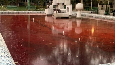 رسالة باللون الأحمر للنظام الإيراني عبر نوافير طهران