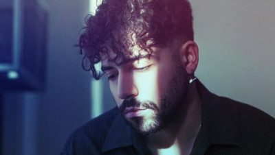 بالفيديو.. الظهور الأول لمنشد أغنية الثورة الإيرانية بعد الإفراج المشروط عنه