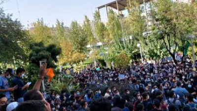 مظاهرات طلابية في جامعات إيران عشية إحياء "أربعينية أميني"