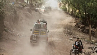 الحوثيون يفجرون الطريق بين محافظتي تعز ولحج