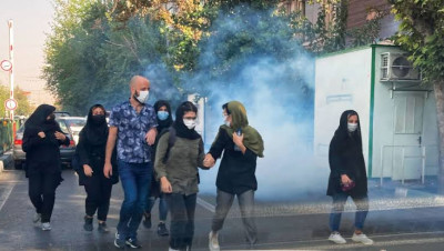 النظام الإيراني يزج بالطائرات المروحية لقمع الاحتجاجات ويغلق صحيفة ويعتقل مشاهير