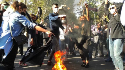 حملة لإغلاق المحلات التجارية يوم الخميس والنظام يقطع الإنترنت عن المدن الكردية في إيران