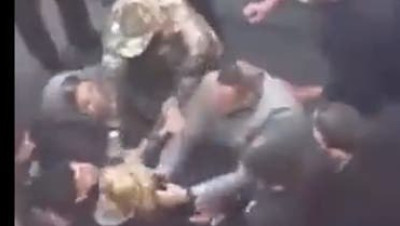 موجة غضب تجتاح إيران بعد فيديو اعتداء الباسيج على والدة تلميذة تعرضت للتسمم