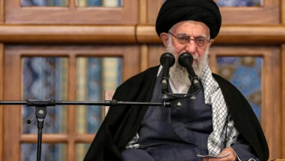 "خامنئي" يهاجم واشنطن ويهادن الأوروبيين بشرط