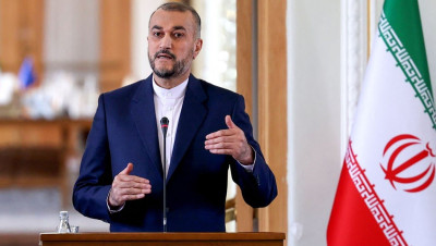 وزير خارجية إيران يلمح لنية بلاده الإفراج عن آخر أربعة فرنسيين