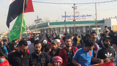 العراق.. عنصر بالأمن يتوعد المتظاهرين بالـ"ذبـح" ومسلحون يغتالون ناشطا