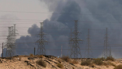 أولى تداعيات قصف المنشأتين النفطيتين بالسعودية.. أسعار النفط تحلّق