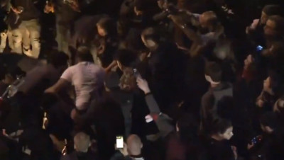 لبنان.. متظاهر يضرم النار في جسده وسط بيروت (فيديو)