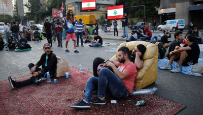 اللبنانيون يبتكرون أسلوبا جديدا لتحقيق مطالبهم والحريري يتجه لإعلان استقالته