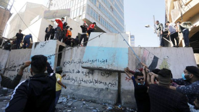 العراق.. قتل في بغداد وكربلاء ودعوات لإضراب عام الأحد