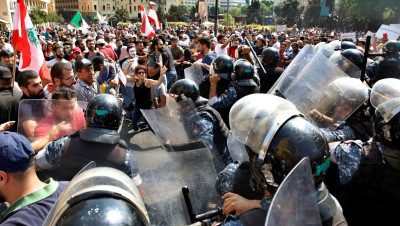 لبنان.. متظاهرون يهتفون "الشعب يريد إسقاط النظام"