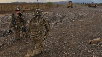 قصف صاروخي يستهدف قاعدة عسكرية تحتضن قوات أمريكية في العراق