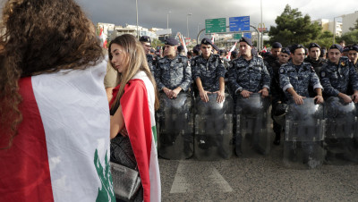 لبنان.. تصعيد جديد للمتظاهرين واتهامات لـ"عون" بخرق الدستور