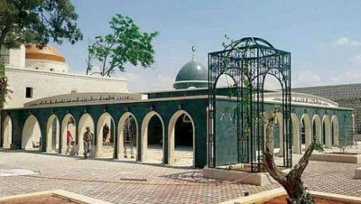 على أرض مستولى عليها.. منظمة إيرانية تبني استراحة للزوار الشيعة شرق سوريا