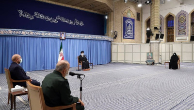 بعد شائعات تدهور صحته.. ظهور "خامنئي" برفقة عائلة "سليماني"