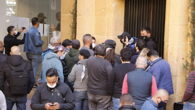 لبنانيون يقتحمون وزارة الاقتصاد وينصبون مشنقة الوزير أمام منزله (فيديو)