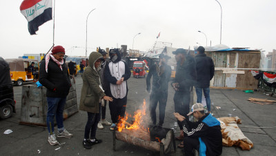 العراق.. المتظاهرون يعيدون غلق الطرق ببغداد ودعوات لمليونية نسوية