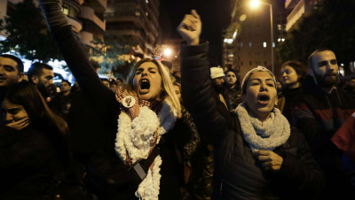 لبنان.. محتجون يرفضون تكليف دياب ويحاصرون منزله