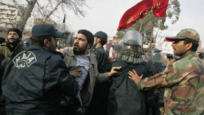 حملة اعتقالات تشنها المخابرات الإيـرانية خوفا من "نوفمبر جديد"