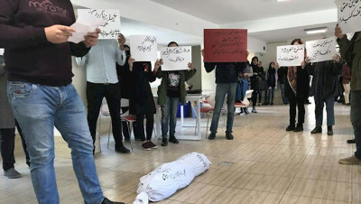 هتفوا باستقالة مستشار خامنئي.. الغموض يلف مصير ثلاثة طلاب إيرانيين