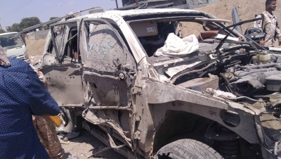 بالصور والفيديو.. انفجار يستهدف موكبا لقيادات عسكرية في عدن