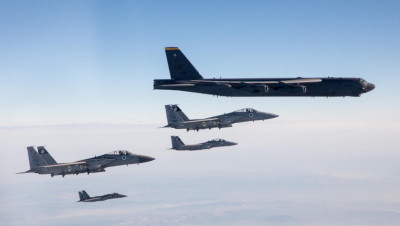 رسالة غير مباشرة لإيران.. بايدن يرسل قاذفة "بي 52" إلى الخليج العربي