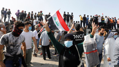 بعد يوم دامٍ في العراق.. مظاهرات واعتصام مفتوح ببغداد وحظر تجوال في الجنوب