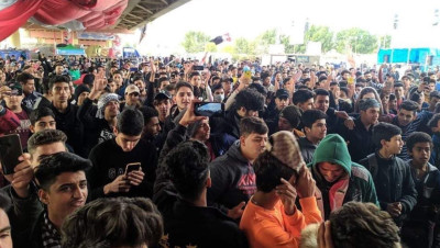 العراق.. مظاهرة مليونية ومحتجون يهتفون "لا أمريكا ولا إيران سنة وشيعة إخوان"