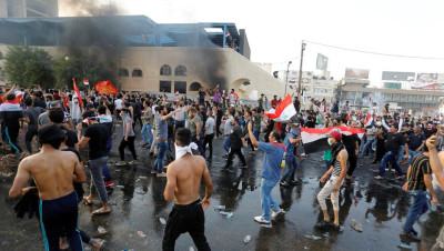 هذه هي المدن التي تظاهرت في العراق.. هتافات ضد إيران وإحراق مقار ميليشياتها