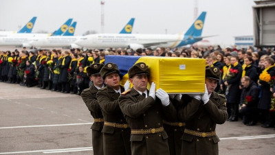 150 ألف دولار لأسر ضحايا الطائرة الأوكرانية.. كيف علقت كييف؟