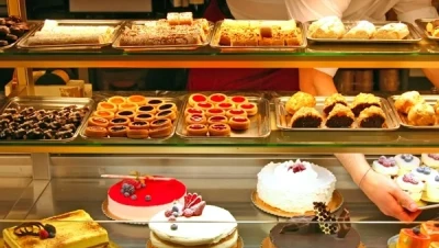 تفسير حلم الميت يأكل حلويات في المنام.. ماذا يقول ابن سيرين والنابلسي للعزباء والمتزوجة؟