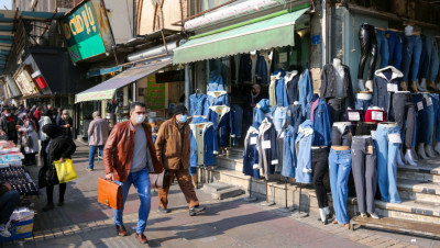 النظام الإيراني يواصل تكميم الأفواه.. الحكم بسجن صحفي 3 سنوات