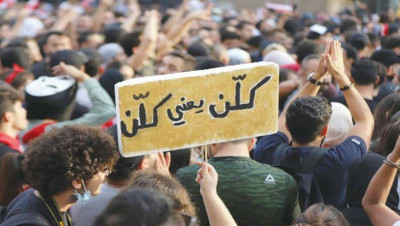 لبنان.. قطع طرقات في بيروت وطرابلس بعد وفاة ناشط بالحراك