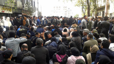 خارجية إيران تقسم الشعب إلى "حقيقيين" و"مخربين"!