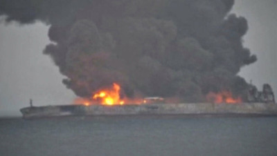 حريق ضخم يلتهم 7 سفن في ميناء بوشهر الإيـراني