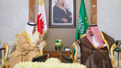 ملك البحرين يلتقي العاهل السعودي ويدين الاعتداء على "أرامكو"