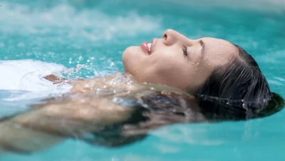 تفسير حلم السباحة في البحر: دلالات النجاح والتحدي