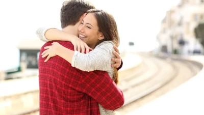 تفسير رؤية العناق في المنام